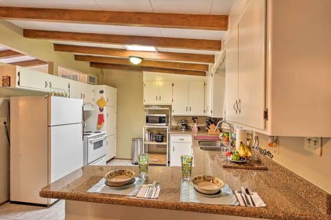 House (3 Bedrooms) | Private kitchen | Microwave, oven, stovetop, cookware/dishes/utensils