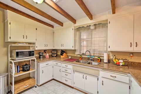 House (3 Bedrooms) | Private kitchen | Microwave, oven, stovetop, cookware/dishes/utensils