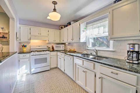 House (2 Bedrooms) | Private kitchen | Microwave, oven, stovetop, dishwasher