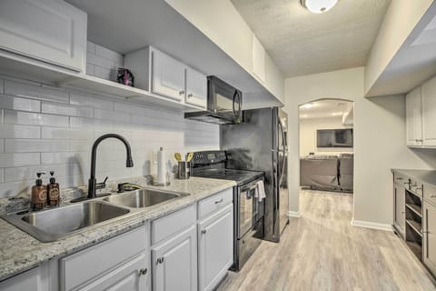 Apartment (1 Bedroom) | Private kitchen | Microwave, oven, stovetop, cookware/dishes/utensils