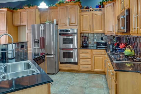 House (5 Bedrooms) | Private kitchen | Oven, stovetop, dishwasher, blender