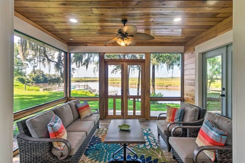 Cottage (2 Bedrooms) | Living area | Books