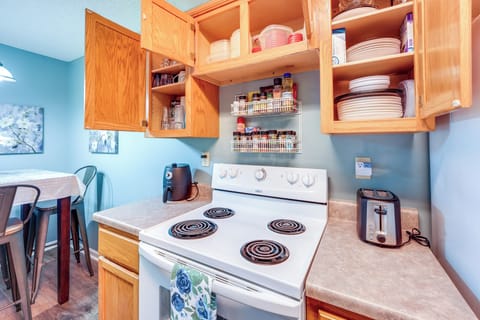 Apartment (3 Bedrooms) | Private kitchen | Microwave, oven, stovetop, dishwasher