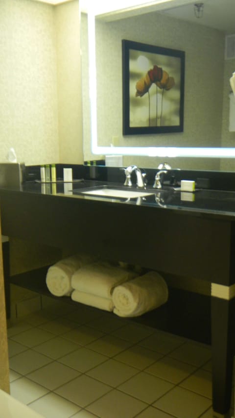 Combined shower/tub, designer toiletries, hair dryer, towels