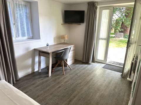 Standard Double Room | Desk, soundproofing, free WiFi, bed sheets