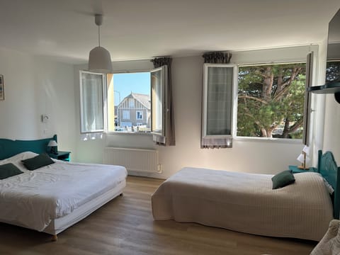 Comfort Triple Room | Desk, soundproofing, free WiFi, bed sheets