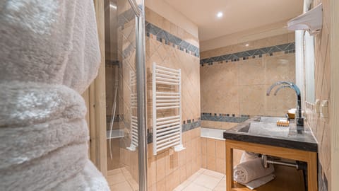 Junior Suite, Mezzanine | Bathroom | Free toiletries, bathrobes, slippers, towels