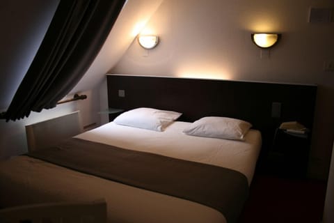 Comfort Double or Twin Room (Pavillon) | Living area | TV