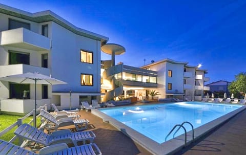Seasonal outdoor pool, pool umbrellas, sun loungers