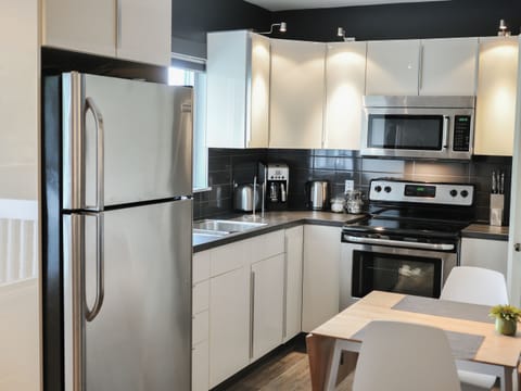 Studio, 1 Queen Bed | Shared kitchen | Full-size fridge, microwave, stovetop, coffee/tea maker