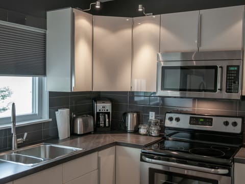 Studio, 1 Queen Bed | Shared kitchen | Full-size fridge, microwave, stovetop, coffee/tea maker