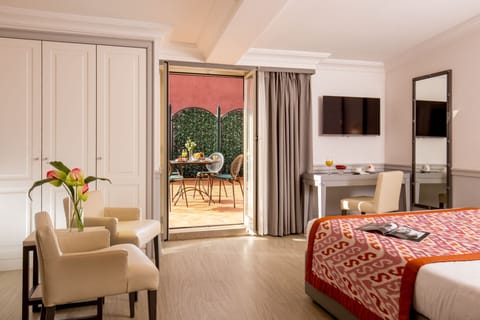 Junior Suite | Minibar, in-room safe, desk, soundproofing