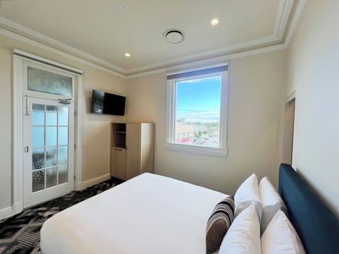 Queen Ensuite with Balcony | Pillowtop beds, free WiFi, bed sheets