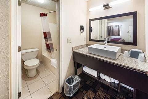 Deluxe Room, 1 King Bed, Non Smoking | Bathroom | Combined shower/tub, free toiletries, hair dryer, towels