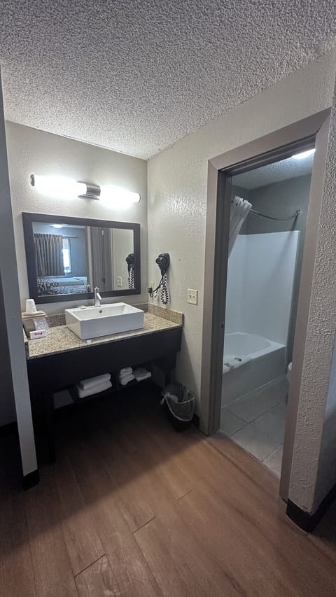 Combined shower/tub, free toiletries, hair dryer, towels