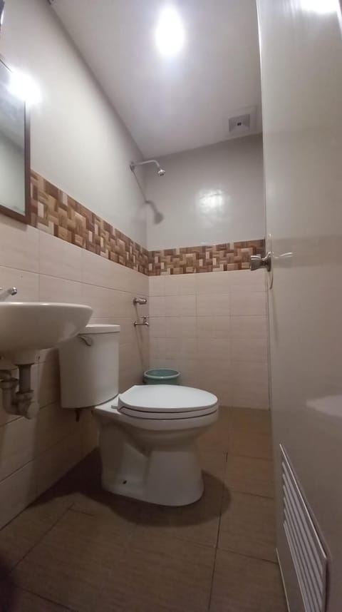 Standard Twin Room | Bathroom | Shower, bidet, towels, soap