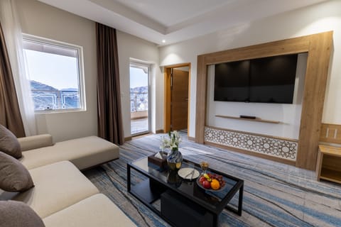 Executive Suite, 1 Bedroom | Living area | 43-inch flat-screen TV with satellite channels, fireplace