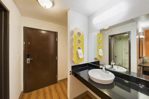 Combined shower/tub, towels