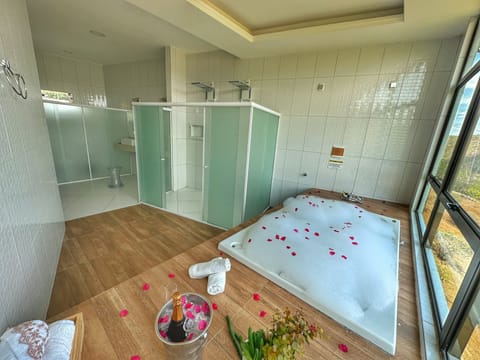 Luxury Double Room | Bathroom | Hair dryer, towels, soap, shampoo