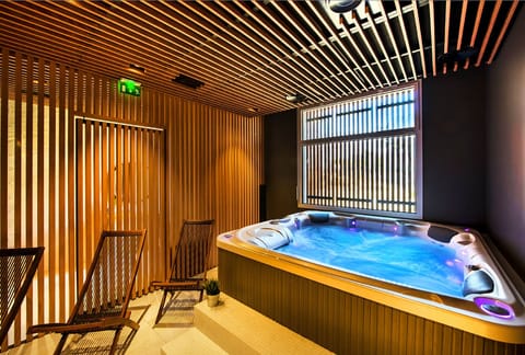 Spa tub, steam room