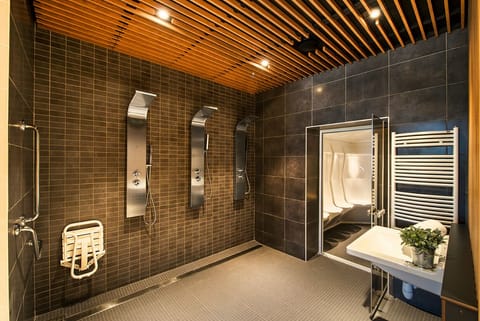 Spa tub, steam room