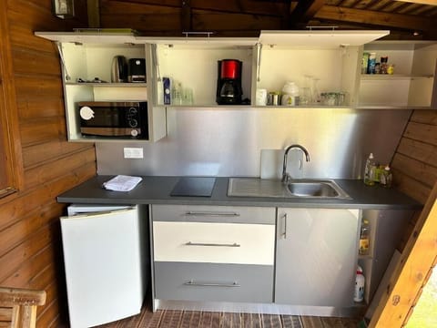 Deluxe Bungalow | Private kitchen | Full-size fridge, microwave, oven, stovetop