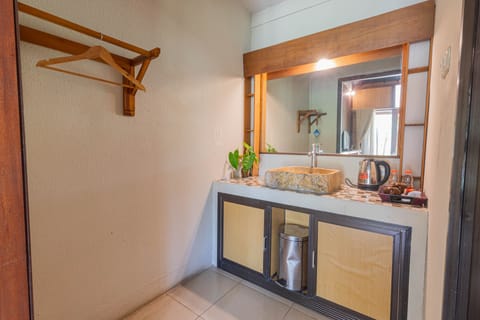 Deluxe Double Room | Bathroom | Shower, bidet, towels