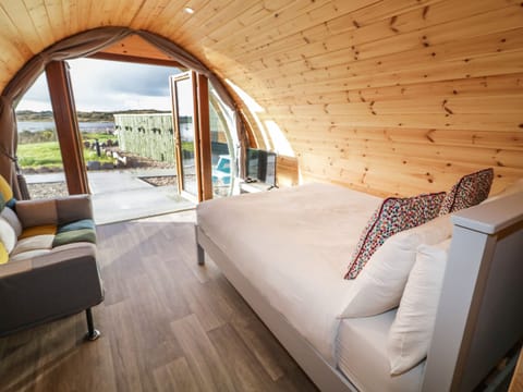 1 bedroom, individually decorated, individually furnished