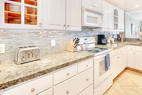 Condo, 2 Bedrooms | Private kitchen