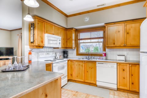 Townhome, 3 Bedrooms | Private kitchen