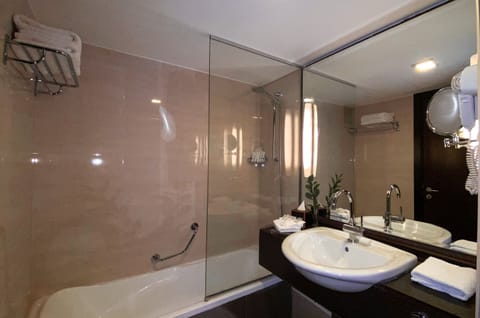 Combined shower/tub, rainfall showerhead, free toiletries, hair dryer