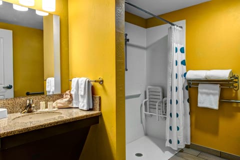 Combined shower/tub, hair dryer, towels