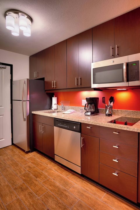 Full-size fridge, microwave, stovetop, dishwasher