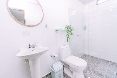 Premium Suite | Bathroom | Shower, rainfall showerhead, bidet, towels