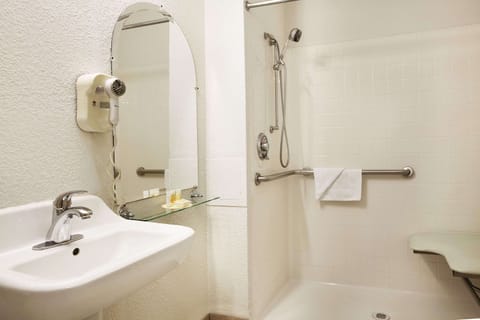 Combined shower/tub, deep soaking tub, free toiletries, hair dryer