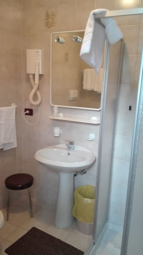 Quadruple Room | Bathroom | Shower, free toiletries, hair dryer, towels