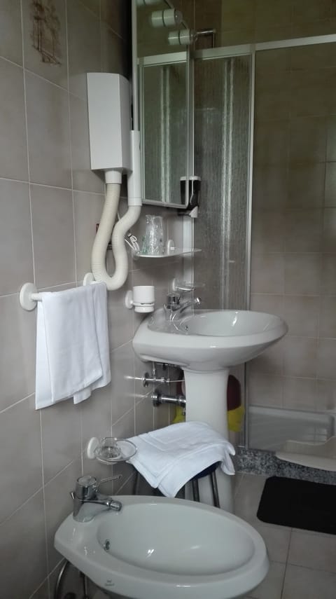 Double Room, Balcony | Bathroom | Shower, free toiletries, hair dryer, towels