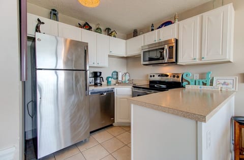 Condo, 1 Bedroom | Private kitchen | Fridge, oven, coffee/tea maker