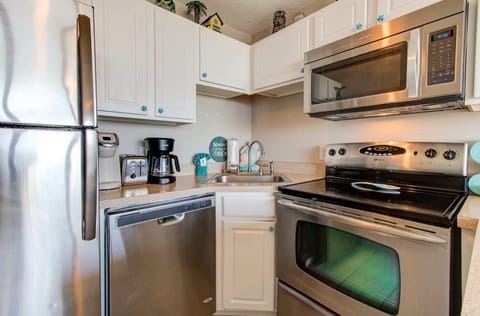 Condo, 1 Bedroom | Private kitchen | Fridge, oven, coffee/tea maker