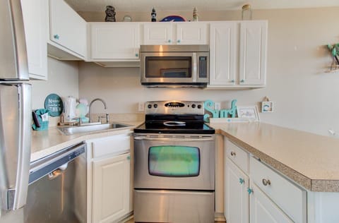 Condo, 1 Bedroom | Private kitchen | Fridge, oven, coffee/tea maker