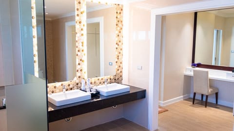 Presidential Studio Suite | Bathroom | Separate tub and shower, deep soaking tub, free toiletries, hair dryer