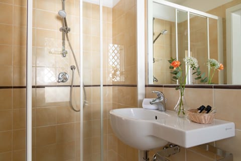 Double Room, Balcony | Bathroom | Shower, rainfall showerhead, free toiletries, hair dryer