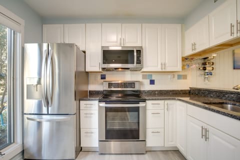 Apartment (3 Bedrooms) | Private kitchen | Microwave, oven, stovetop, dishwasher