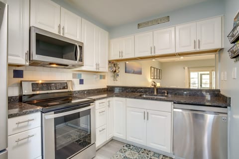 Apartment (3 Bedrooms) | Private kitchen | Microwave, oven, stovetop, dishwasher