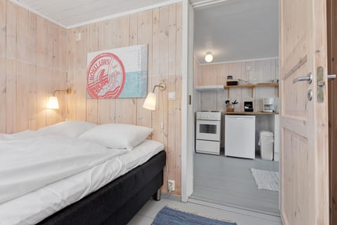 Comfort Cabin, 1 Bedroom, Kitchen | Individually decorated, individually furnished, bed sheets