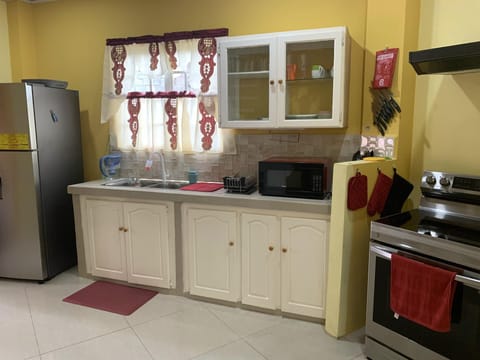 House | Private kitchen | Fridge, microwave, oven, stovetop