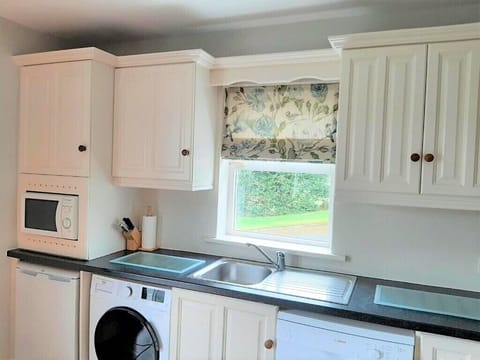 Deluxe Cottage | Private kitchen | Electric kettle, highchair