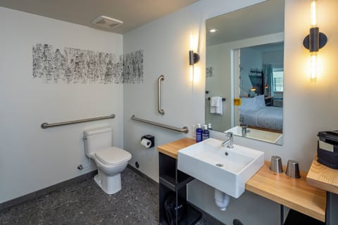 Room, 1 King Bed, Accessible (Courtyard) | Bathroom | Shower, rainfall showerhead, eco-friendly toiletries, hair dryer