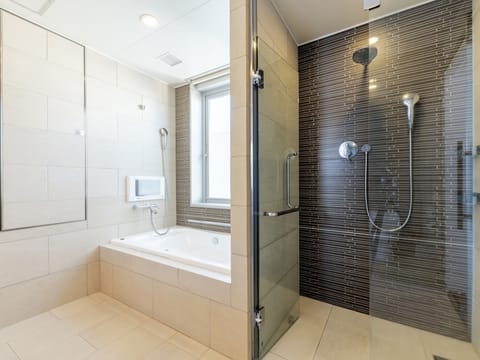 Deluxe Quadruple Room, Non Smoking | Bathroom