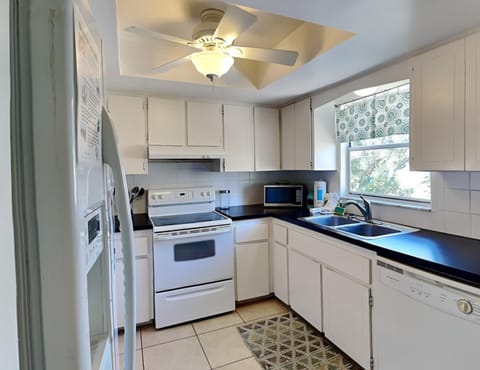 House, Multiple Beds, Patio, Garden View | Private kitchen | Fridge, microwave, oven, stovetop